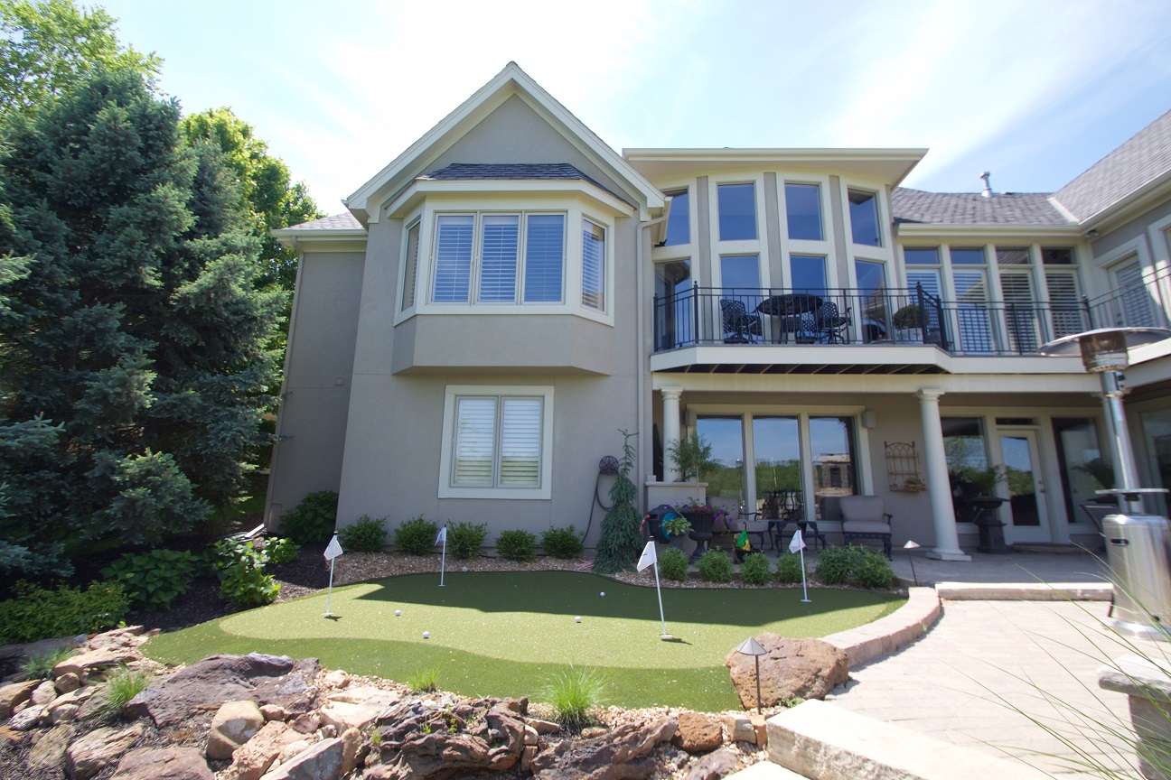 Residential backyard putting green